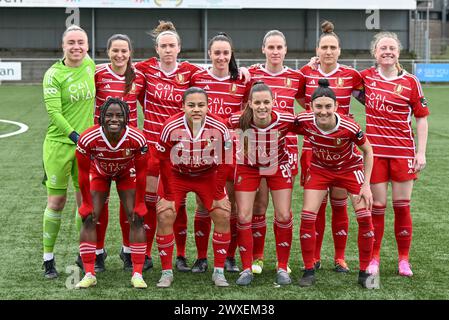 Spieler von Standard mit Torhüter Lise Musique (32) von Standard, Constance Brackman (20) von Standard, Claire O'Riordan (11) von Standard, Loredana Humartus (3) von Standard, Lea Cordier (34) von Standard, Maud Coutereels (17) von Standard, Amber Barrett (9) von Standard, Welma Fon (22) von Standard, Mariam Abdulai Toloba (7) des Standards, Shari Van Belle (26) von Standard und Noemie Gelders (10) von Standard posieren für ein Mannschaftsfoto während eines Frauenfußballspiels zwischen Club Brugge Dames YLA und Standard Femina de Lüttich am 2. Spieltag in Play-off 1 der Saison 2023 - 2024 der belgischen Lotto Women Stockfoto