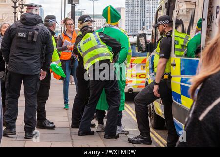 Somerset House, London, Großbritannien. 30. März 2024. Ein Anti-Israel-Mann, der als Priester in den Farben der Hisbollah gekleidet ist, wird von der Metropolitan Police verhaftet, nachdem er aggressiv versucht hat, Menschen des Pro-Israel/Anti-Hamas-Gegenprotests anzugreifen, die Zeichen mit der Aufschrift „Hamas ist Terrorist“ hielten Foto von Amanda Rose/Alamy Live News Stockfoto