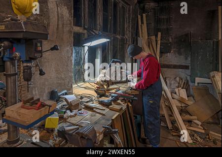 Junger Mann bei einem FLEX in seiner Werkstatt, Mecklenburg-Vorpommern Stockfoto