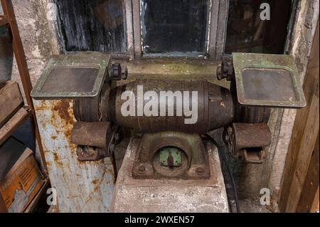 Alte Schleifmaschine in einer ehemaligen Treibgaswerkstatt in der DDR, Mecklenburg-Vorpommern Stockfoto