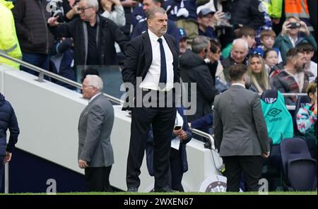 LONDON, ENGLAND - MÄRZ 30: Ange Postecoglou, Head Coach von Tottenham Hotspur während des Premier League-Spiels zwischen Tottenham Hotspur und Luton Town im Tottenham Hotspur Stadium am 30. März 2024 in London, England. (Foto: Dylan Hepworth/MB Media) Stockfoto