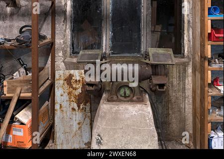 Alte Schleifmaschine in einer ehemaligen Treibgaswerkstatt in der DDR, Mecklenburg-Vorpommern Stockfoto