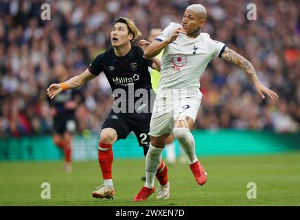 LONDON, ENGLAND - MÄRZ 30: Daiki Hashioka aus Luton Town und Richarlison aus Tottenham Hotspur kämpfen um den Ball während des Premier League-Spiels zwischen Tottenham Hotspur und Luton Town im Tottenham Hotspur Stadium am 30. März 2024 in London. (Foto: Dylan Hepworth/MB Media) Stockfoto