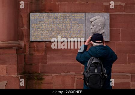 Tourist, älterer Mann, fotografiert Gedenktafel und Relief für John Fitzgerald Kennedy, Frankfurt Paulskirche, Paulsplatz, Frankfurt am Main Stockfoto