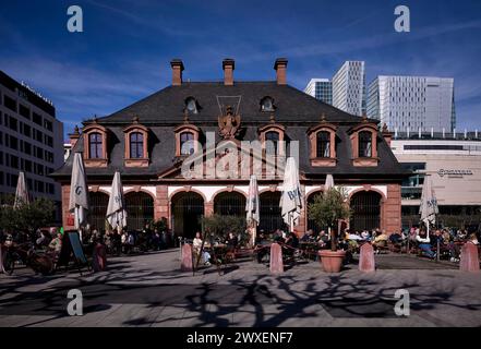 Menschen sitzen auf der Terrasse im Restaurant Hauptwache, Frankfurt am Main, Hessen, Deutschland Stockfoto