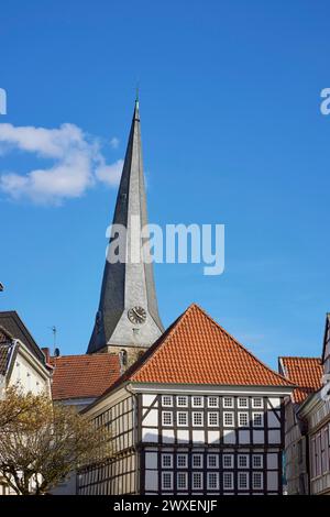 Altes Rathaus und Schiefer Turm der Georgskirche in der Altstadt von Hattingen, Landkreis Ennepe-Ruhr, Nordrhein-Westfalen Stockfoto