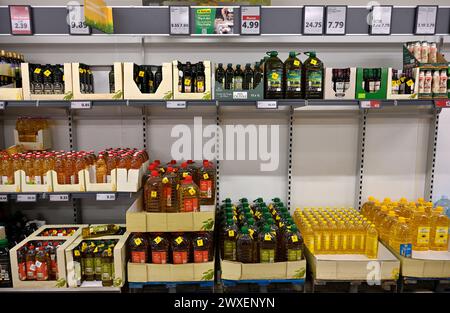 Regale mit Kochölen, Olivenöl, Sonnenblumenöl, in Flaschen im Lidl Supermarkt, Spanien Stockfoto