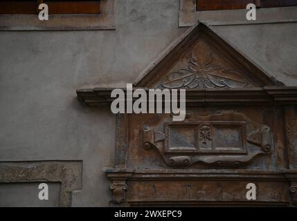 Mit Stein geschnitzte Basreliefs an der Fassade eines antiken historischen Gebäudes in Châtenois, Frankreich. Stockfoto