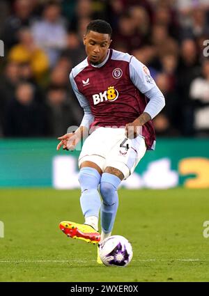 Aston Villa's Ezri Konsa während des Premier League Spiels im Villa Park, Birmingham. Bilddatum: Samstag, 30. März 2024. Stockfoto