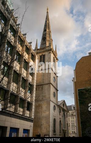 London, Großbritannien: Blick entlang der Rood Lane zur St. Margaret Pattens Church of England, Eastcheap in der City of London. Stockfoto