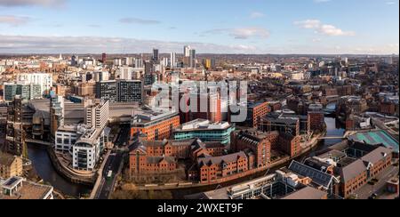 LEEDS, GROSSBRITANNIEN - 29. MÄRZ 2024. . Ein Panoramablick auf das Stadtzentrum von Leeds mit dem Kanal von Leeds nach Liverpool, der durch Robert's Wharf verläuft Stockfoto