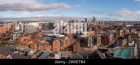 LEEDS, GROSSBRITANNIEN - 29. MÄRZ 2024. . Ein Panoramablick auf das Stadtzentrum von Leeds mit den renovierten alten Lagerhäusern entlang des Kanals von Leeds zum Liverpool Stockfoto