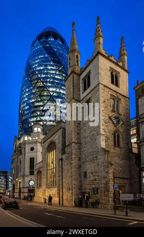 London, Großbritannien: St Andrew Undershaft Church auf der St Mary Axe in der City of London bei Nacht mit dem Gherkin-Gebäude dahinter. Stockfoto