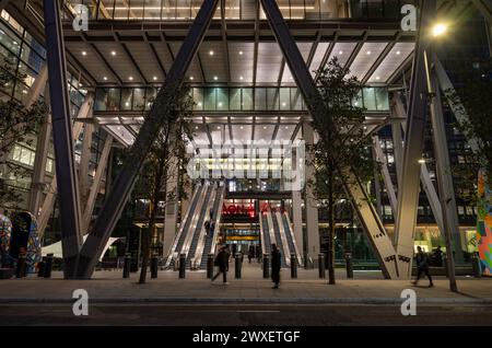 London, Großbritannien: Eintritt zum Leadenhall Building oder Cheesegrater an der 122 Leadenhall Street in der City of London bei Nacht. Stockfoto