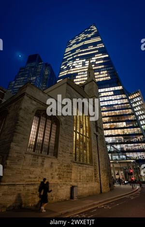 London, Großbritannien: St Andrew Undershaft Church auf der St Mary Axe in der City of London bei Nacht mit dem Scalpel-Gebäude dahinter. Stockfoto