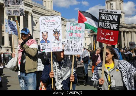 London, Großbritannien. 30. März 2024. Pro-palästinensische Demonstranten halten Plakate während der 11. Kundgebung auf dem Trafalgar Square im Zentrum Londons, die einen sofortigen Waffenstillstand nach Israels Bombardierung des Gazastreifens fordern. Quelle: SOPA Images Limited/Alamy Live News Stockfoto