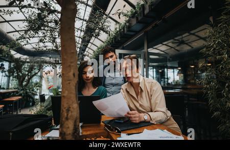 Das unternehmerische Team diskutiert Strategien bei einem Coffee-Shop-Meeting Stockfoto