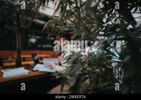 Das dynamische Start-up-Team führt an einer gemütlichen Coffee Bar in der Stadt geschäftliche Gespräche Stockfoto