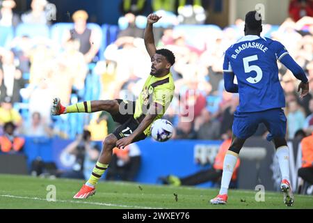 London, Großbritannien. 30. März 2024. Lyle Foster (17 Burnley) schießt während des Premier League-Spiels zwischen Chelsea und Burnley in Stamford Bridge, London am Samstag, den 30. März 2024. (Foto: Kevin Hodgson | MI News) Credit: MI News & Sport /Alamy Live News Stockfoto