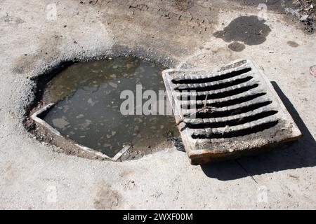 Problem mit Wasserabfluss, verstopfte Schächte Stockfoto