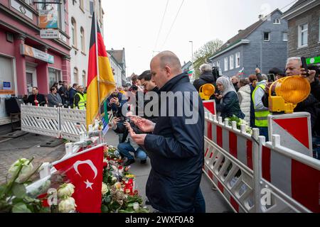 Trauermarsch in Solingen für die vier Verstorbenen im Haus Grünewalder Straße 69. 30.03.2024, EU, DEU, Deutschland, Nordrhein-Westfalen, Solingen: Trauermarsch vom Neumarkt Graf Wilhelm-Platz zum Haus Grünewalder Straße 69. Ca. 700 Menschen ziehen unter Azalet rufen türkisch für Aufklärung von der Innenstadt zum Tatort. Älhan Kücük, bulgarischer Politiker der Bewegung für Rechte und Freiheiten seit 2014 Mitglied des Europäischen Parlaments, Ko-Vorsitzender der Allianz der Liberalen und Demokraten für Europa ALDE. In der Nacht zum 25. März brach im Treppenhaus des Mehrfamilienhauses Grünewalder Stockfoto