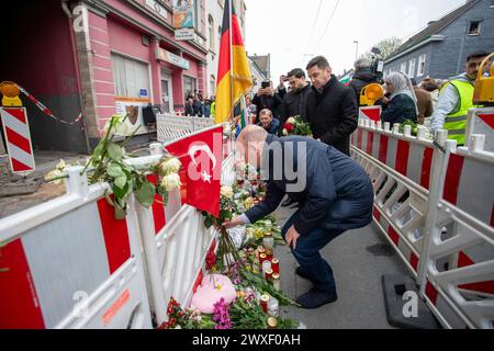 Trauermarsch in Solingen für die vier Verstorbenen im Haus Grünewalder Straße 69. 30.03.2024, EU, DEU, Deutschland, Nordrhein-Westfalen, Solingen: Trauermarsch vom Neumarkt Graf Wilhelm-Platz zum Haus Grünewalder Straße 69. Ca. 700 Menschen ziehen unter Azalet rufen türkisch für Aufklärung von der Innenstadt zum Tatort. Älhan Kücük, bulgarischer Politiker der Bewegung für Rechte und Freiheiten seit 2014 Mitglied des Europäischen Parlaments, Ko-Vorsitzender der Allianz der Liberalen und Demokraten für Europa ALDE. In der Nacht zum 25. März brach im Treppenhaus des Mehrfamilienhauses Grünewalder Stockfoto