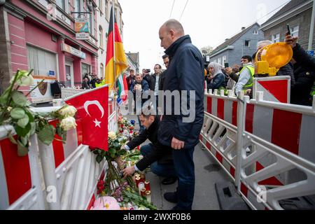 Trauermarsch in Solingen für die vier Verstorbenen im Haus Grünewalder Straße 69. 30.03.2024, EU, DEU, Deutschland, Nordrhein-Westfalen, Solingen: Trauermarsch vom Neumarkt Graf Wilhelm-Platz zum Haus Grünewalder Straße 69. Ca. 700 Menschen ziehen unter Azalet rufen türkisch für Aufklärung von der Innenstadt zum Tatort. Älhan Kücük, bulgarischer Politiker der Bewegung für Rechte und Freiheiten seit 2014 Mitglied des Europäischen Parlaments, Ko-Vorsitzender der Allianz der Liberalen und Demokraten für Europa ALDE. In der Nacht zum 25. März brach im Treppenhaus des Mehrfamilienhauses Grünewalder Stockfoto