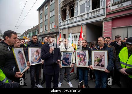 Trauermarsch in Solingen für die vier Verstorbenen im Haus Grünewalder Straße 69. 30.03.2024, EU, DEU, Deutschland, Nordrhein-Westfalen, Solingen: Trauermarsch vom Neumarkt Graf Wilhelm-Platz zum Haus Grünewalder Straße 69. Ca. 700 Menschen ziehen unter Azalet rufen türkisch für Aufklärung von der Innenstadt zum Tatort. Vorstandsvorsitzende im Islamverband Ditib, Muharrem Kuzey. In der Nacht zum 25. März brach im Treppenhaus des Mehrfamilienhauses Grünewalder Straße 69 ein Feuer aus. Der Feuerwehr gelang es, 9 Personen lebend aus dem brennenden Haus zu retten. Eine vierköpfige bulgarische Familie Stockfoto