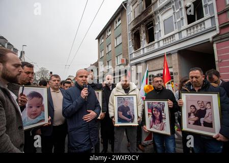 Trauermarsch in Solingen für die vier Verstorbenen im Haus Grünewalder Straße 69. 30.03.2024, EU, DEU, Deutschland, Nordrhein-Westfalen, Solingen: Trauermarsch vom Neumarkt Graf Wilhelm-Platz zum Haus Grünewalder Straße 69. Ca. 700 Menschen ziehen unter Azalet rufen türkisch für Aufklärung von der Innenstadt zum Tatort. Älhan Kücük, bulgarischer Politiker der Bewegung für Rechte und Freiheiten seit 2014 Mitglied des Europäischen Parlaments, Ko-Vorsitzender der Allianz der Liberalen und Demokraten für Europa ALDE. In der Nacht zum 25. März brach im Treppenhaus des Mehrfamilienhauses Grünewalder Stockfoto