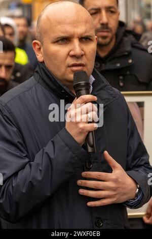 Trauermarsch in Solingen für die vier Verstorbenen im Haus Grünewalder Straße 69. 30.03.2024, EU, DEU, Deutschland, Nordrhein-Westfalen, Solingen: Trauermarsch vom Neumarkt Graf Wilhelm-Platz zum Haus Grünewalder Straße 69. Ca. 700 Menschen ziehen unter Azalet rufen türkisch für Aufklärung von der Innenstadt zum Tatort. Älhan Kücük, bulgarischer Politiker der Bewegung für Rechte und Freiheiten seit 2014 Mitglied des Europäischen Parlaments, Ko-Vorsitzender der Allianz der Liberalen und Demokraten für Europa ALDE. In der Nacht zum 25. März brach im Treppenhaus des Mehrfamilienhauses Grünewalder Stockfoto