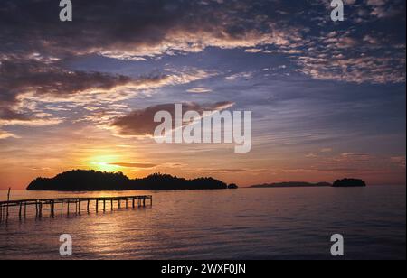 24.04.2009, Togianinseln, Sulawesi, Indonesien, Asien - Malerischer Sonnenuntergang ueber einem paradiesischen Palmenstrand einer tropischen Insel im Golf von Tomini mit Blick aufs ruhige Meer, gesehen von einer Togian-Insel in Zentral-Sulawesi. Die Togianinseln sind ein Paradies für Taucher und Schnorchler. *** 24 04 2009, Togianische Inseln, Sulawesi, Indonesien, Asien malerischer Sonnenuntergang über einem paradiesischen Palmenstrand einer tropischen Insel im Golf von Tomini mit Blick auf das ruhige Meer, von einer togischen Insel im Zentrum von Sulawesi aus gesehen, sind die Togianischen Inseln ein Paradies für Taucher Stockfoto