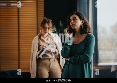 Geschäftspartner diskutieren Projektdetails in einem Büro Stockfoto