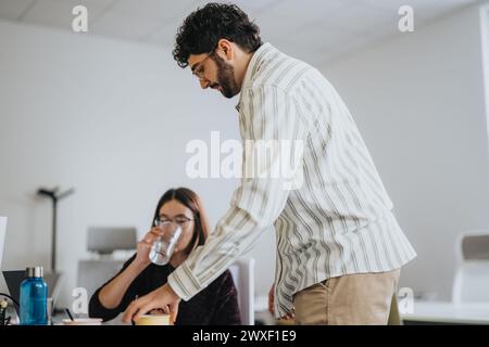 Ein multirassisches Team von Kollegen arbeitet zusammen und diskutiert Strategien für den Geschäftsausbau. Stockfoto