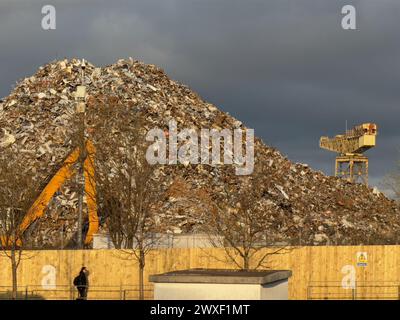 Glasgow, Großbritannien, 20. März 2024, Metall-Recyclingmittel mit großen Müllhaufen Stockfoto