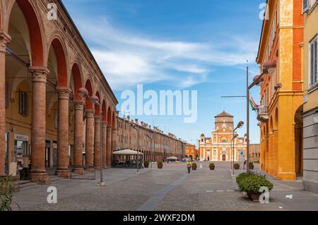 Carpi, Italien (25. März 2024) - der antike Platz der Piazza dei Martiri mit der Kathedrale, von der Straße Corso Alberto aus gesehen Stockfoto