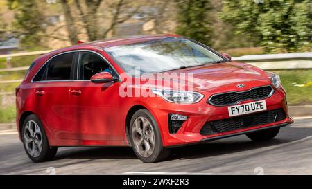 Milton Keynes, UK-Mar 30th 2024: 2020 rotes Kia Ceed Auto fährt auf einer britischen Straße Stockfoto