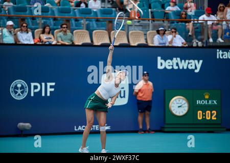 Miami Gardens, FL, USA. 30. März 2024. Elena Rybakina (KAZ) gegen Danielle Collins (USA) während des Tennisweltturniers bei den Miami Open 2024, präsentiert von Itau. Quelle: Yaroslav Sabitov/YES Market Media/Alamy Live News. Stockfoto