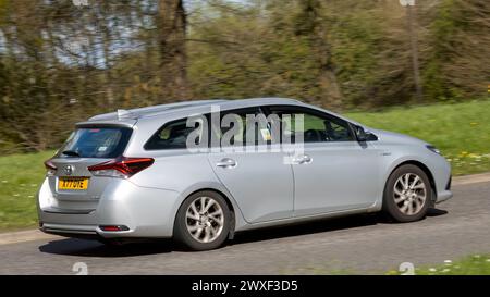 Milton Keynes, UK-Mar 30th 2024: 2018 silbernes Toyota Auris Hybrid-Elektroauto, das auf einer britischen Straße fährt Stockfoto