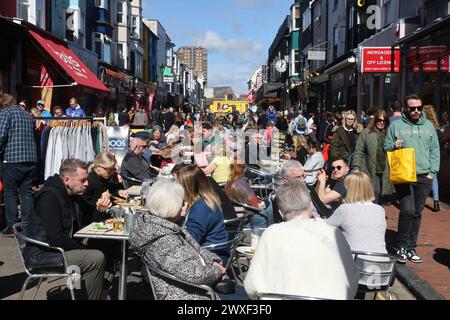 Cafés und Menschenmassen in der Gardner Street in den North Laines von Brighton Stockfoto