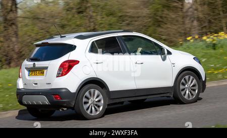 Milton Keynes, UK-Mar 30th 2024: 2016 weißes Vauxhall Mokka Auto, das auf einer britischen Straße fährt Stockfoto