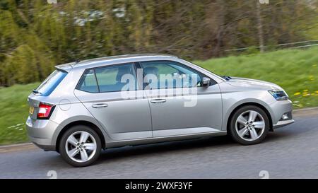 Milton Keynes, UK-Mar 30th 2024: 2017 beige Skoda Fabia Auto fährt auf einer britischen Straße Stockfoto