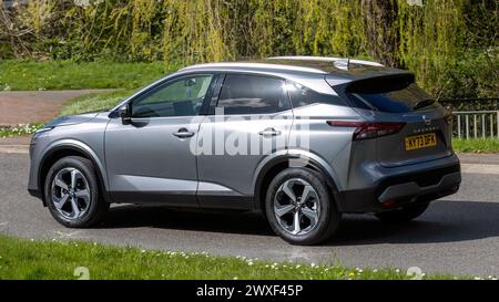 Milton Keynes, UK-Mar 30th 2024: 2023 Nissan Qashqai Hybrid-Elektroauto, das auf einer britischen Straße fährt Stockfoto