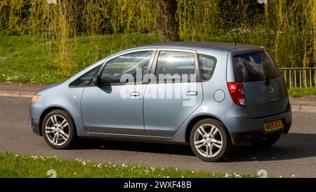 Milton Keynes, UK-Mar 30th 2024: 2009 blaues Mitsubishi Colt Auto fährt auf einer britischen Straße Stockfoto