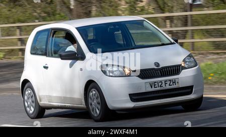 Milton Keynes, UK-Mar 30th 2024: 3012, weißes Skoda Citigo Auto, das auf einer britischen Straße fährt Stockfoto