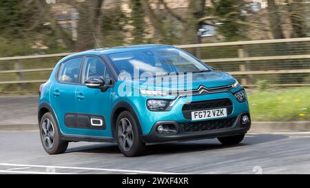 Milton Keynes, UK-Mar 30th 2024: 2023 blaues Citroen C3 Auto fährt auf einer britischen Straße Stockfoto