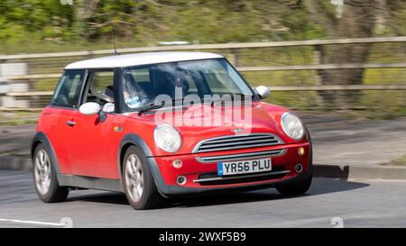 Milton Keynes, UK-Mar 30. 2024:2006 roter Mini Cooper Car, der auf einer britischen Straße fährt Stockfoto