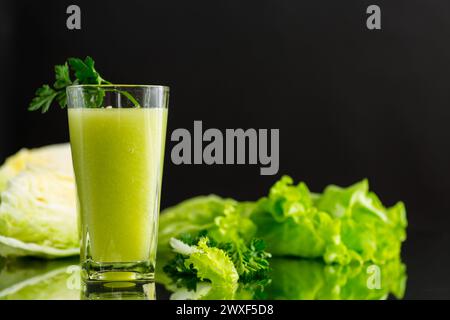 Vegetarischer Smoothie aus grünem Gemüse, Kohl, Salat, Gemüse Stockfoto