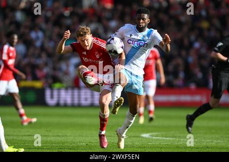 Ryan Yates aus Nottingham Forest kämpft mit Jefferson Lerma aus Crystal Palace während des Premier League-Spiels zwischen Nottingham Forest und Crystal Palace auf dem City Ground, Nottingham, am Samstag, den 30. März 2024. (Foto: Jon Hobley | MI News) Credit: MI News & Sport /Alamy Live News Stockfoto