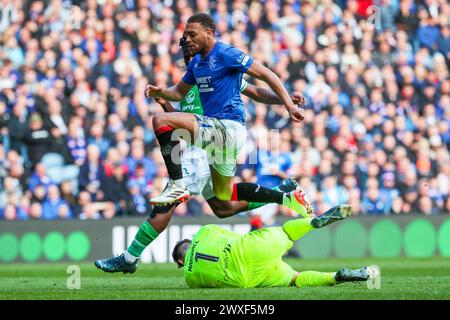 Glasgow, Großbritannien. 30. März 2024. Die Rangers spielen Hibernian im Ibrox Stadium in Glasgow, Schottland, Großbritannien in einem Spiel der schottischen Premiership. Die Rangers sind derzeit Zweiter in der Liga und ein Sieg würde sie an die Spitze bringen, vor ihren engsten Konkurrenten, Celtic. Hibernian, der derzeit 6. Platz sitzt, braucht Punkte, um diese Position vor der saisonalen Trennung in ein paar Wochen zu halten. Quelle: Findlay/Alamy Live News Stockfoto