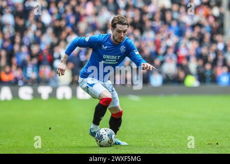 Glasgow, Großbritannien. 30. März 2024. Die Rangers spielen Hibernian im Ibrox Stadium in Glasgow, Schottland, Großbritannien in einem Spiel der schottischen Premiership. Die Rangers sind derzeit Zweiter in der Liga und ein Sieg würde sie an die Spitze bringen, vor ihren engsten Konkurrenten, Celtic. Hibernian, der derzeit 6. Platz sitzt, braucht Punkte, um diese Position vor der saisonalen Trennung in ein paar Wochen zu halten. Quelle: Findlay/Alamy Live News Stockfoto